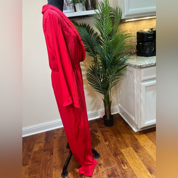 PrettyLittleThing Plus Red Deep-V Textured Wide Leg Jumpsuit 14 - Picture 13 of 15